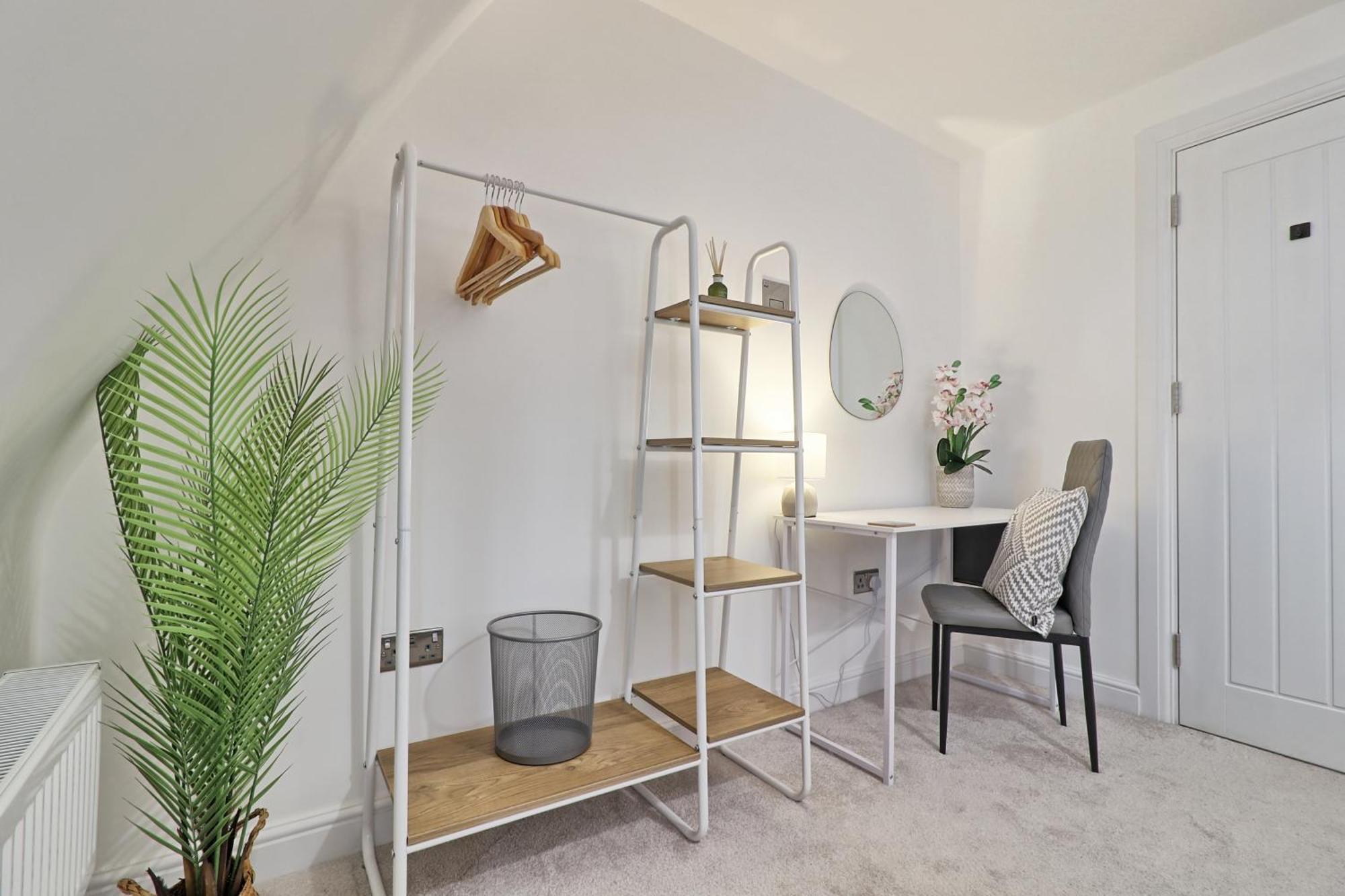 Writtle Massive 4 Bedroom Apartment With Parking In Gorgeous Countryside Location & Short Drive To Chelmsford City Centre Contractors Welcome 외부 사진